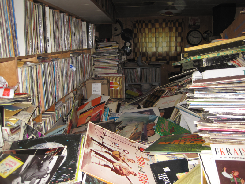 Illustration for article titled Behold the Horrible Glory of a Hoarder's 250,000-Record Vinyl Library